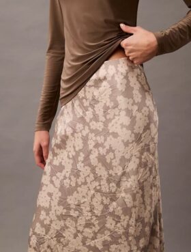 Falda midi estampada de satén arrugado Falda midi estampada de satén arrugado