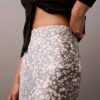 Falda midi estampada de satén arrugado Falda midi estampada de satén arrugado