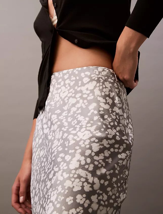 Falda midi estampada de satén arrugado Falda midi estampada de satén arrugado