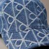 Gorra de béisbol con logotipo emblemático en Denim Gorra de béisbol con logotipo emblemático en Denim