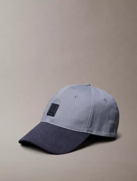 Gorra de béisbol con logotipo y bloques de color