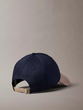 Gorra de béisbol con logotipo y bloques de color