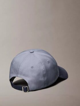 Gorra de béisbol con logotipo y bloques de color