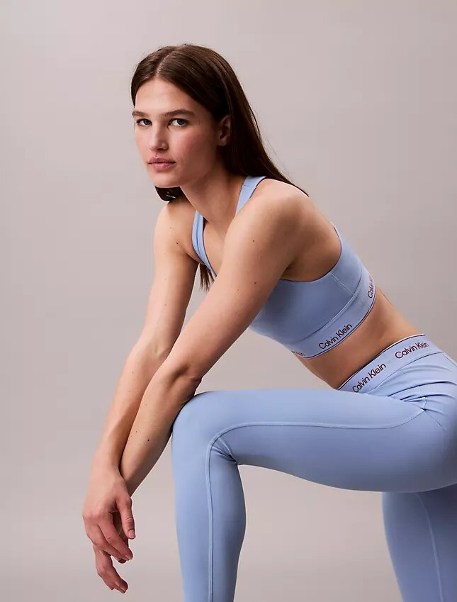 Leggings deportivos modernos de talle alto con logo en la cintura y corte 7/8 Leggings deportivos modernos de talle alto con logo en la cintura y corte 7/8