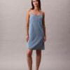 Mini vestido de denim con tirantes Mini vestido de denim con tirantes