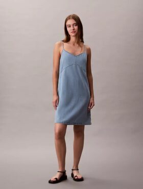 Mini vestido de denim con tirantes Mini vestido de denim con tirantes