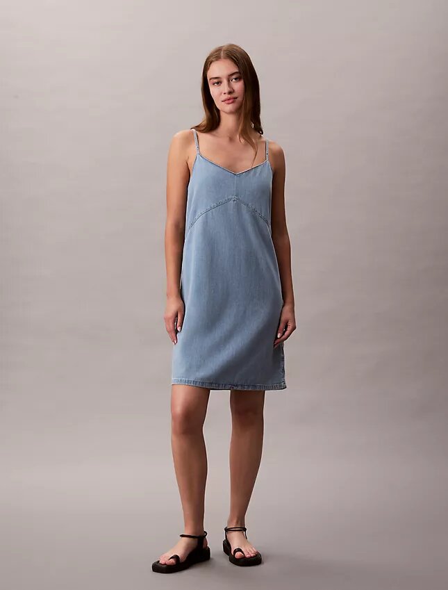 Mini vestido de denim con tirantes Mini vestido de denim con tirantes