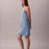 Mini vestido de denim con tirantes Mini vestido de denim con tirantes