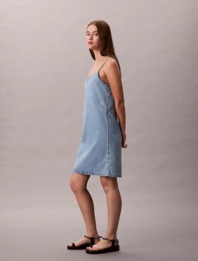Mini vestido de denim con tirantes Mini vestido de denim con tirantes