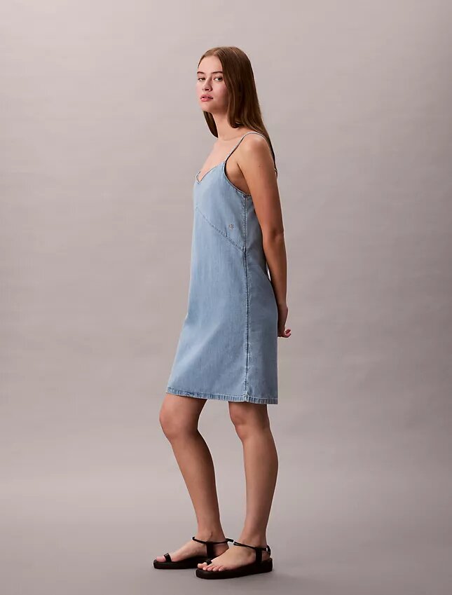 Mini vestido de denim con tirantes Mini vestido de denim con tirantes