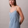 Mini vestido de denim con tirantes Mini vestido de denim con tirantes