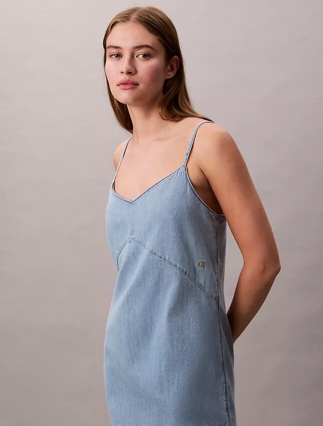 Mini vestido de denim con tirantes Mini vestido de denim con tirantes