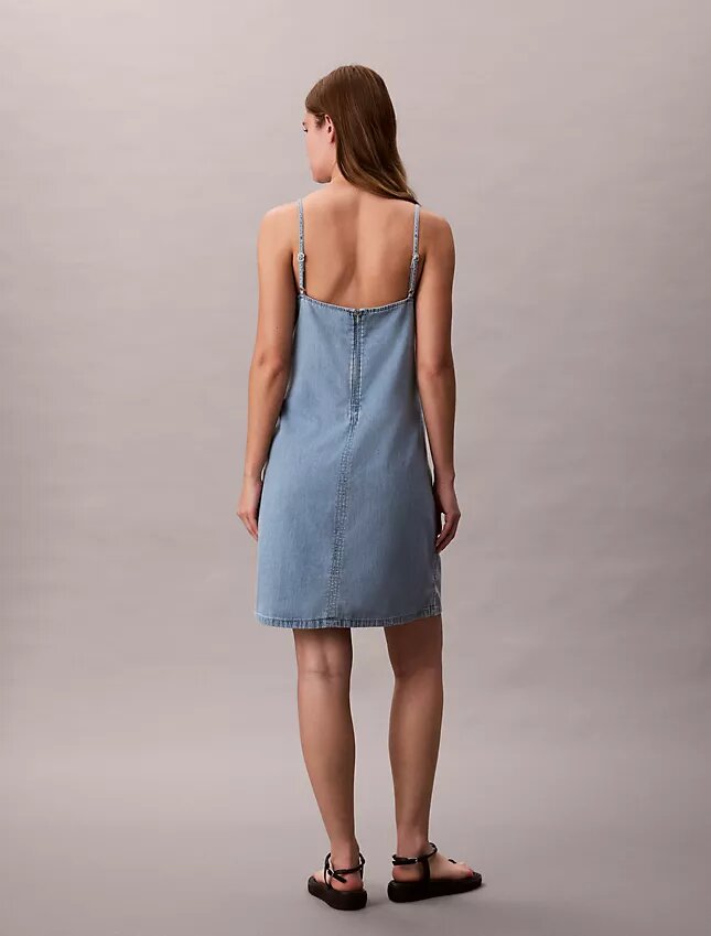Mini vestido de denim con tirantes Mini vestido de denim con tirantes