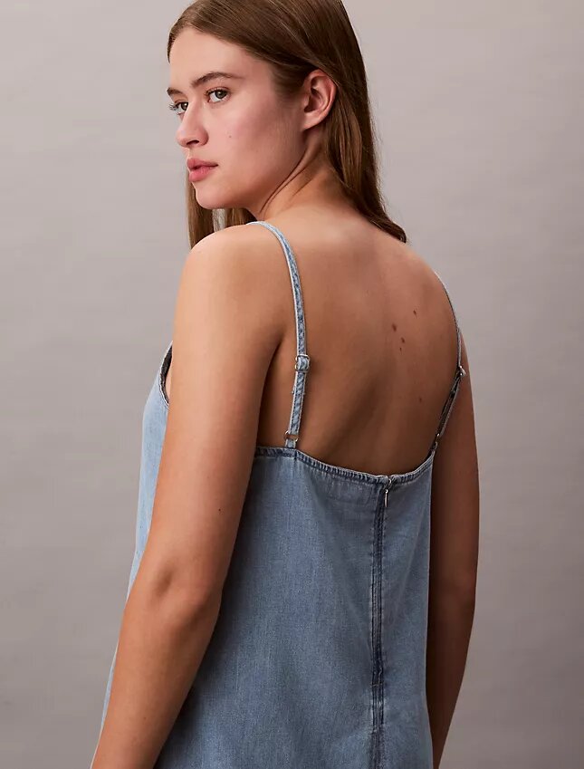 Mini vestido de denim con tirantes Mini vestido de denim con tirantes