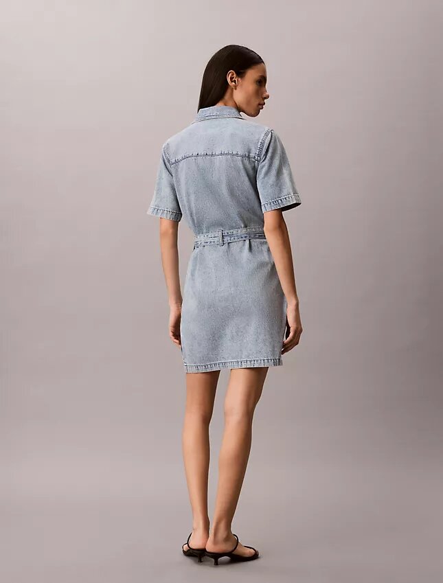 Minivestido de denim con cinturón Minivestido de denim con cinturón