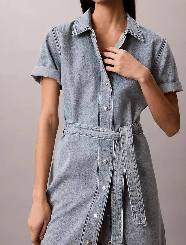 Minivestido de denim con cinturón Minivestido de denim con cinturón
