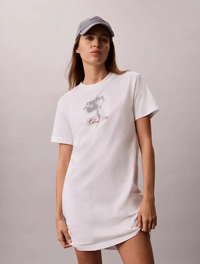 Minivestido tipo camiseta con estampado floral Minivestido tipo camiseta con estampado floral