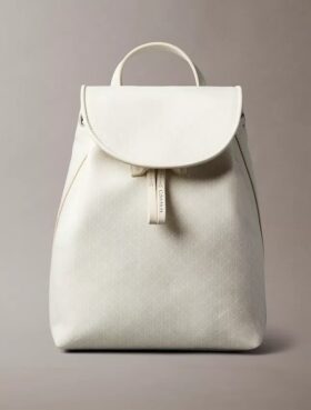 Mochila con logotipo en todo el diseño