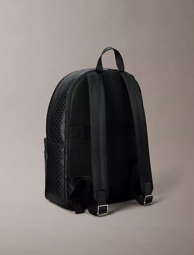 Mochila con logotipo en todo el diseño Mochila con logotipo en todo el diseño