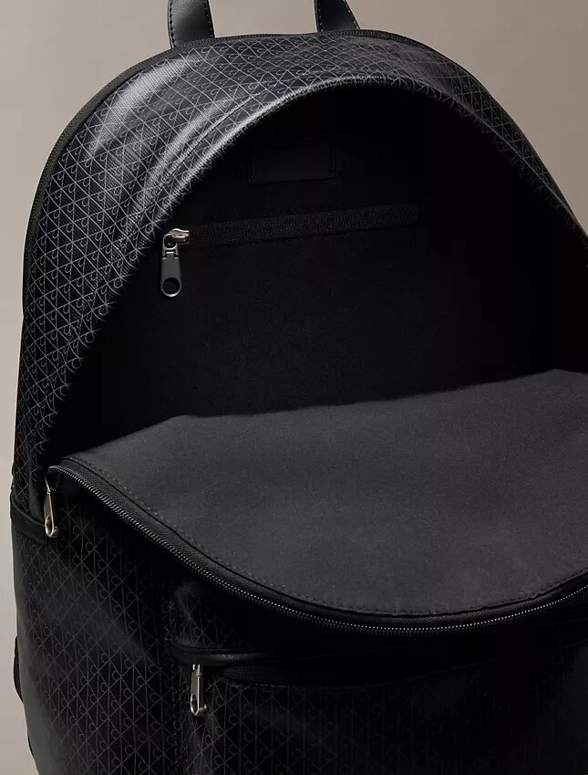 Mochila con logotipo en todo el diseño Mochila con logotipo en todo el diseño