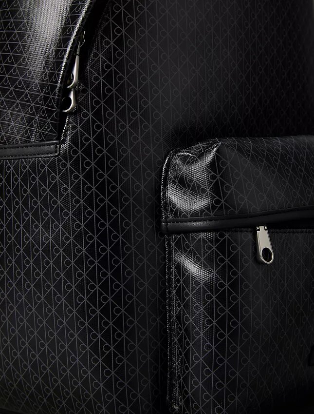 Mochila con logotipo en todo el diseño Mochila con logotipo en todo el diseño