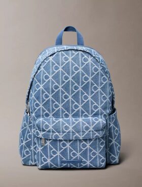Mochila de Denim con logotipo en todo el diseño Mochila de Denim con logotipo en todo el diseño