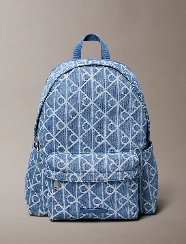 Mochila de Denim con logotipo en todo el diseño Mochila de Denim con logotipo en todo el diseño