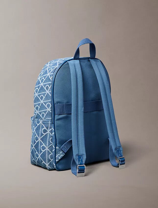 Mochila de Denim con logotipo en todo el diseño Mochila de Denim con logotipo en todo el diseño