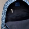 Mochila de Denim con logotipo en todo el diseño Mochila de Denim con logotipo en todo el diseño