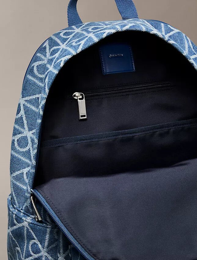 Mochila de Denim con logotipo en todo el diseño Mochila de Denim con logotipo en todo el diseño