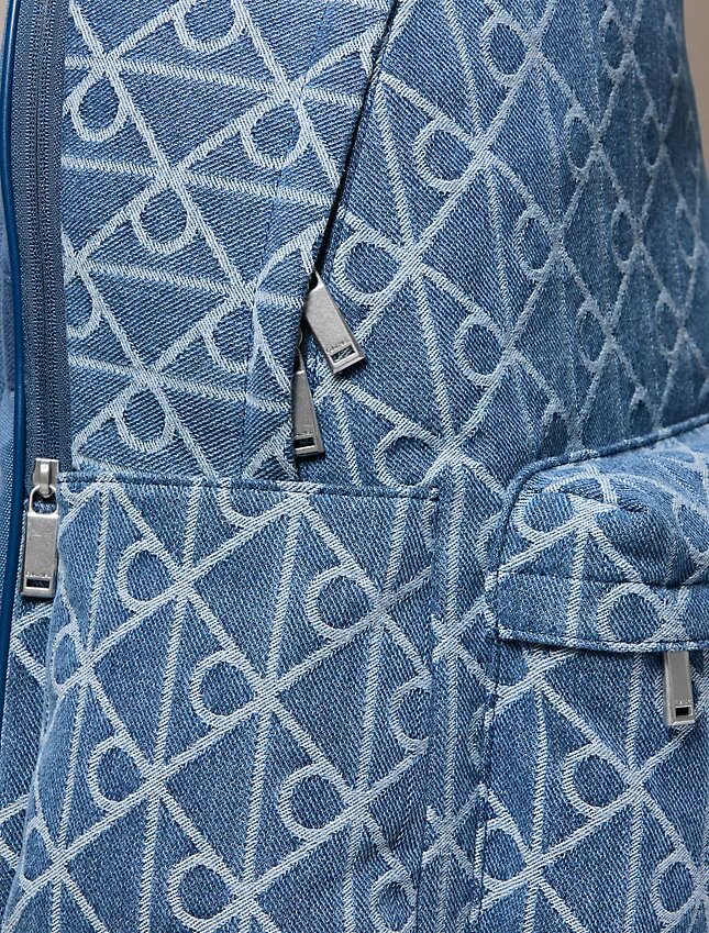 Mochila de Denim con logotipo en todo el diseño Mochila de Denim con logotipo en todo el diseño