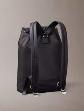 Mochila de nailon mate con cordón