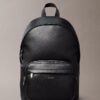 Mochila redonda con logotipo en relieve Mochila redonda con logotipo en relieve