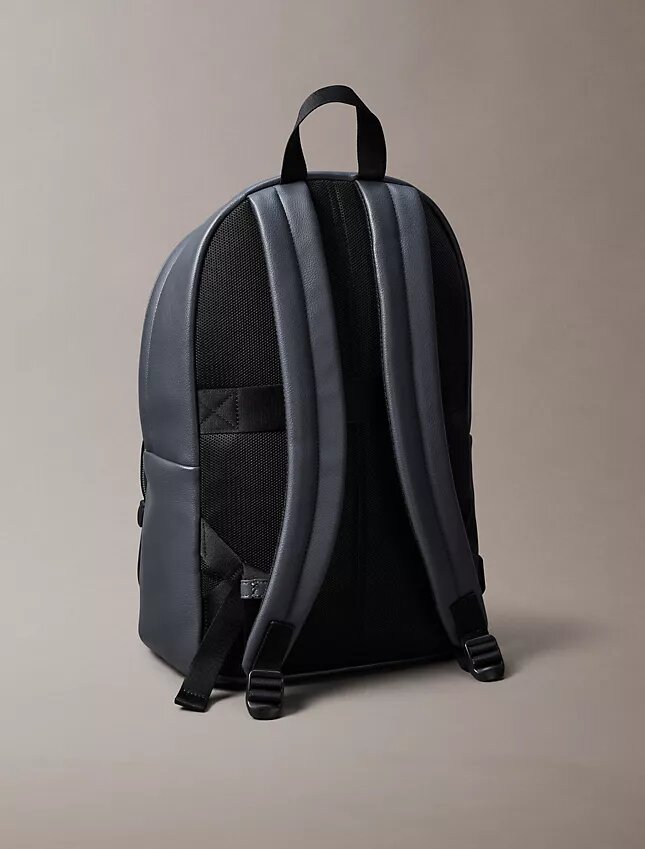 Mochila redonda con logotipo en relieve Mochila redonda con logotipo en relieve