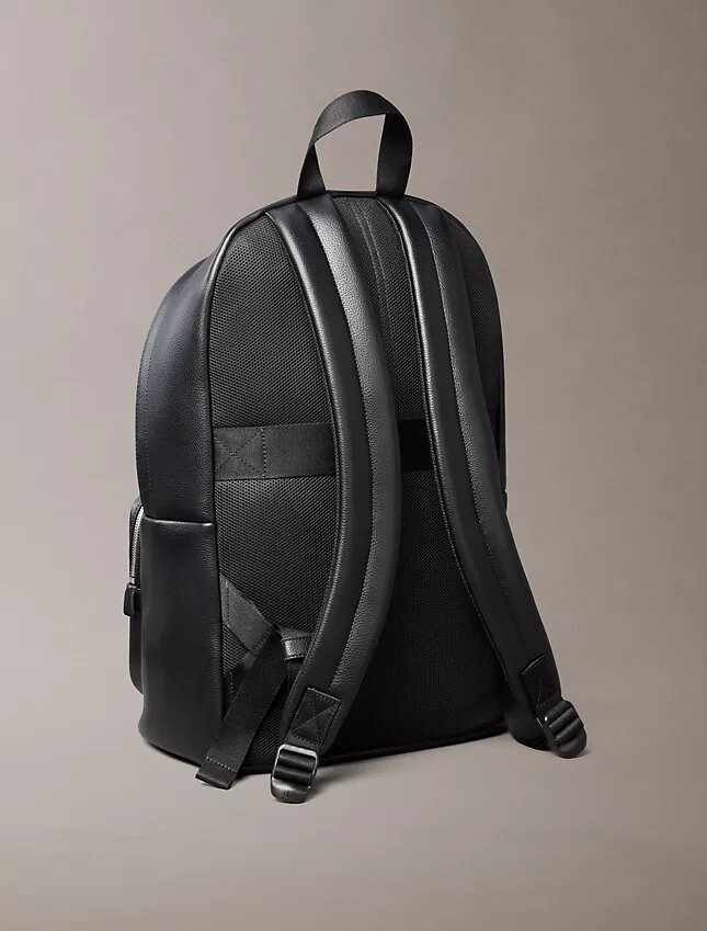Mochila redonda con logotipo en relieve Mochila redonda con logotipo en relieve