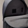Mochila redonda con logotipo en relieve Mochila redonda con logotipo en relieve