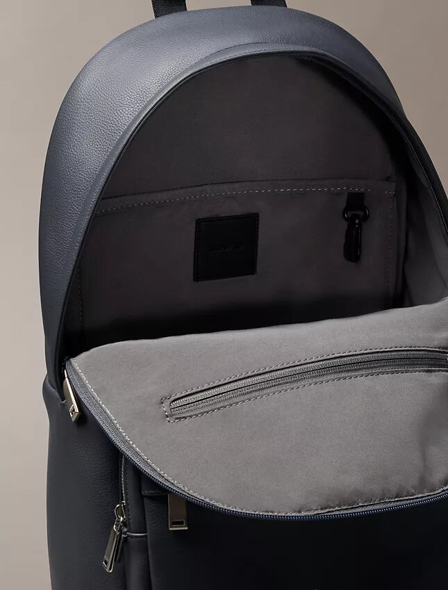 Mochila redonda con logotipo en relieve Mochila redonda con logotipo en relieve