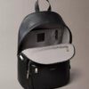 Mochila redonda con logotipo en relieve Mochila redonda con logotipo en relieve