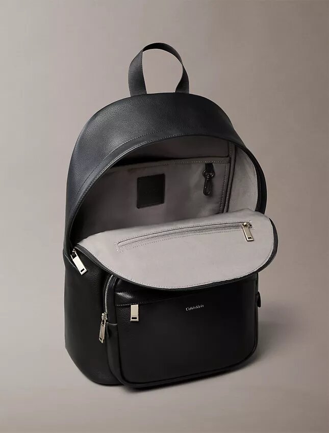 Mochila redonda con logotipo en relieve Mochila redonda con logotipo en relieve