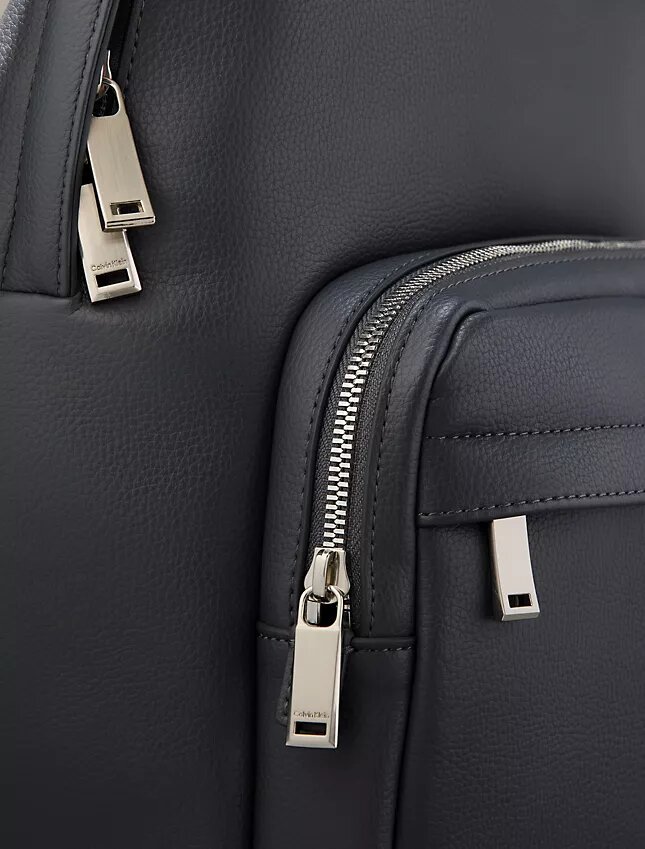 Mochila redonda con logotipo en relieve Mochila redonda con logotipo en relieve