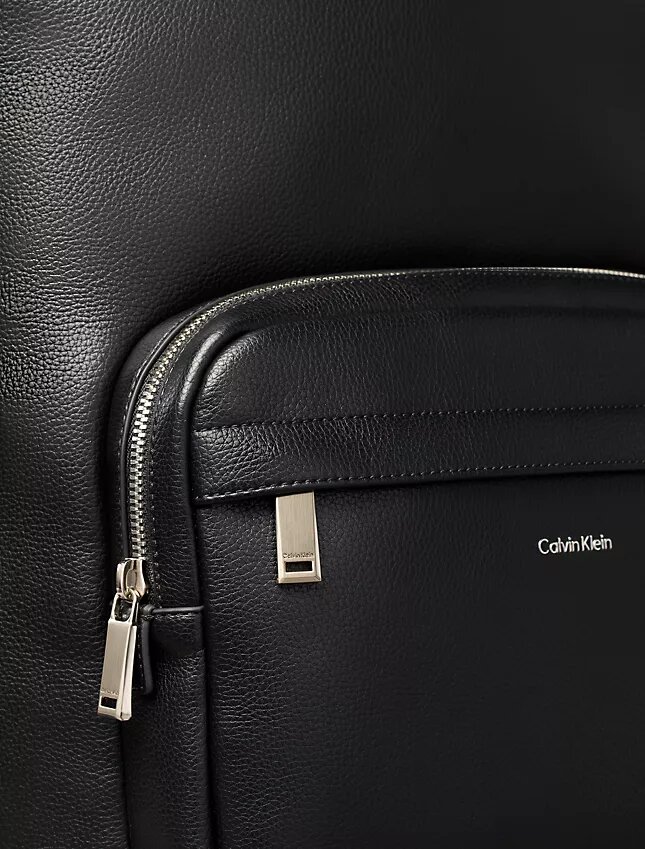 Mochila redonda con logotipo en relieve Mochila redonda con logotipo en relieve