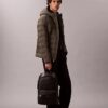 Mochila redonda con logotipo en relieve Mochila redonda con logotipo en relieve