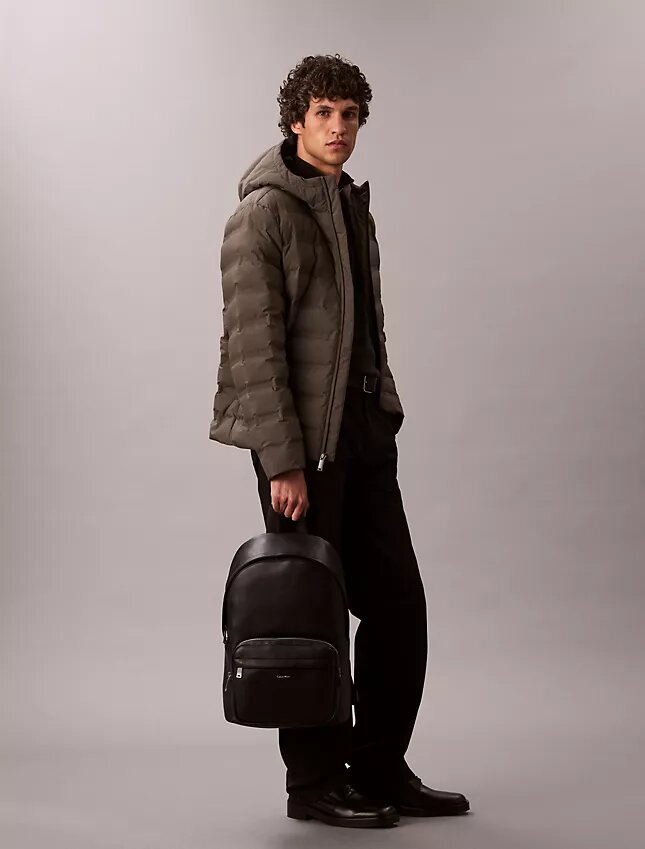Mochila redonda con logotipo en relieve Mochila redonda con logotipo en relieve