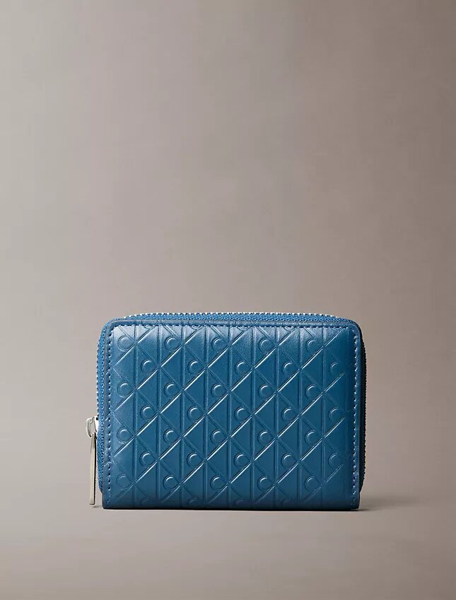 Monogram con cremallera y monograma en relieve por toda la superficie Monogram con cremallera y monograma en relieve por toda la superficie