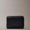 Monogram con cremallera y monograma en relieve por toda la superficie Monogram con cremallera y monograma en relieve por toda la superficie