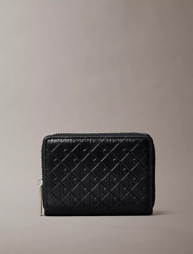 Monogram con cremallera y monograma en relieve por toda la superficie Monogram con cremallera y monograma en relieve por toda la superficie