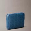 Monogram con cremallera y monograma en relieve por toda la superficie Monogram con cremallera y monograma en relieve por toda la superficie
