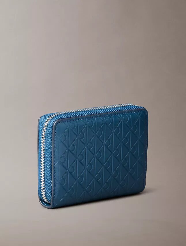 Monogram con cremallera y monograma en relieve por toda la superficie Monogram con cremallera y monograma en relieve por toda la superficie