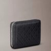 Monogram con cremallera y monograma en relieve por toda la superficie Monogram con cremallera y monograma en relieve por toda la superficie