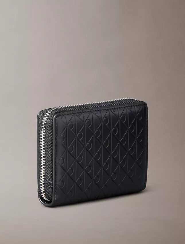 Monogram con cremallera y monograma en relieve por toda la superficie Monogram con cremallera y monograma en relieve por toda la superficie